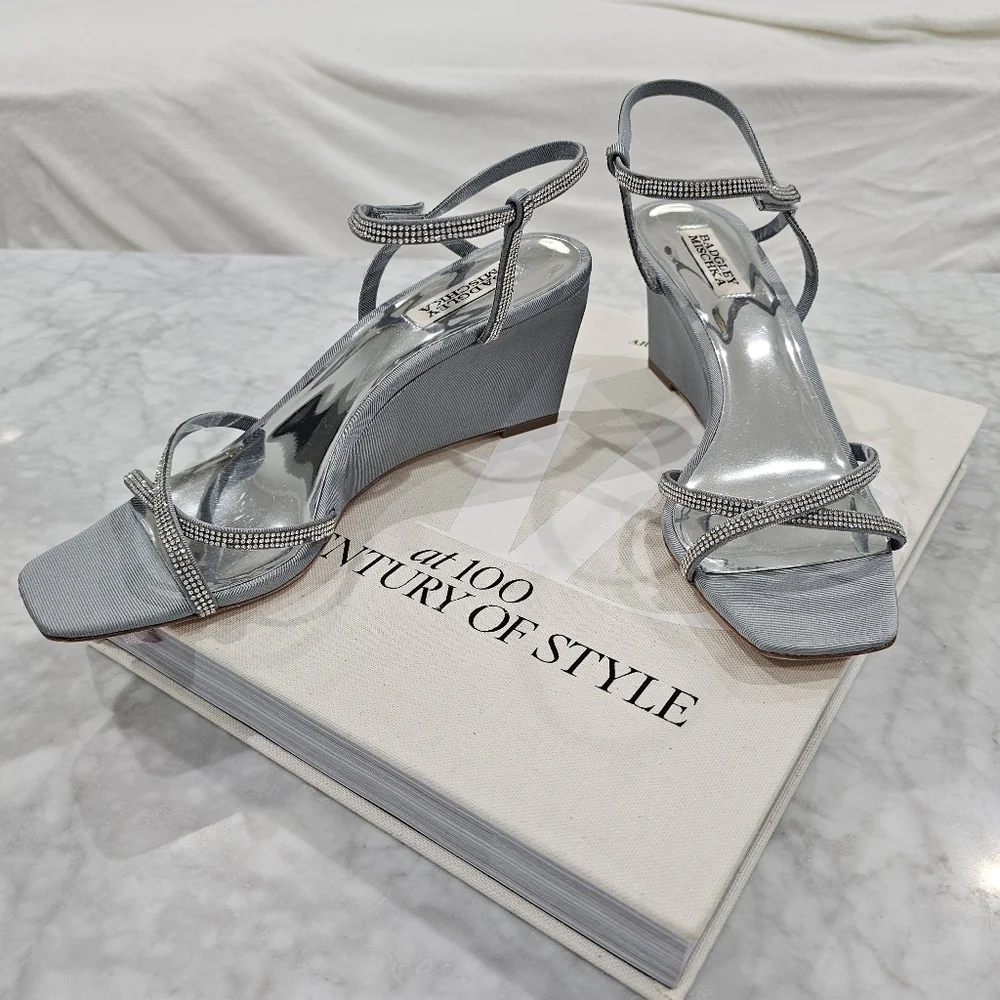 NWOB Badgley Mischka Wedge Rhinestone Strappy Sandals‎ light blue size 10